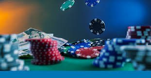 Pengguna memeriksa pembayaran di ponsel